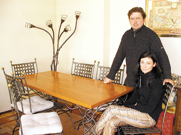 Agnieszka i Marek Lachowski przy swoich dziełach