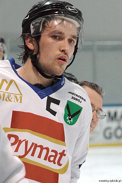 Kapitan Czarnych Jastrzębi Mateusz Danieluk w niedzielnym meczu z SMS-em Sosnowiec zdobył trzy bramki