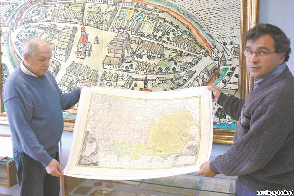 Dyrektor muzeum Lucjan Buchalik i pracownik Jan Delowicz prezentują mapę Księstwa Raciborskiego sprzed blisko 300 lat. Zdjęcie: zbiory muzeum
