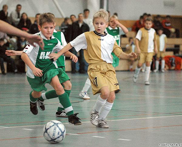 Wielu dziesięciolatków z klubów Podokręgu Rybnik zaprezentowało w mistrzowskim turnieju spore piłkarskie umiejętności. Zdjęcie: Wacław Troszka