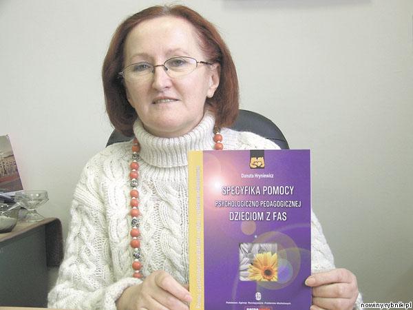 Danuta Hryniewicz jest również autorką książki pt. „Specyfika pomocy psychologiczno-pedagogicznej dzieciom z FAS”