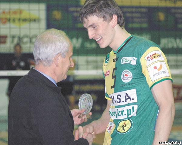 Igor Yudin odbiera nagrodę dla najlepszego zawodnika meczu z Delectą. Zdjęcie: Wacław Troszka