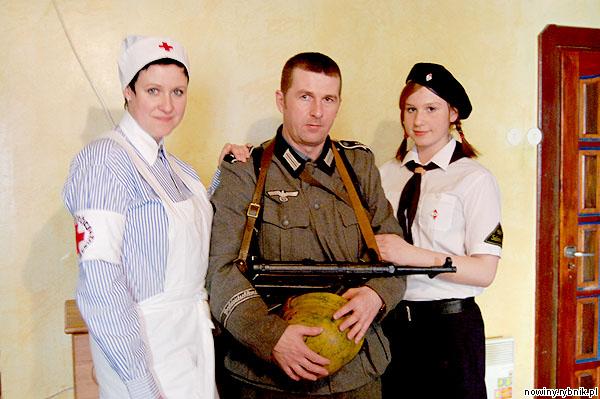Monika, Andrzej i Jowita Markowie w niemieckich mundurach
