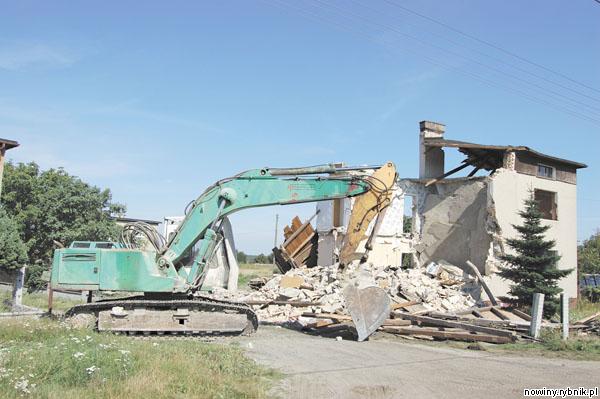 Specjalistyczna firma w szybkim tempie wyburza budynki przy ulicy Rybnickiej