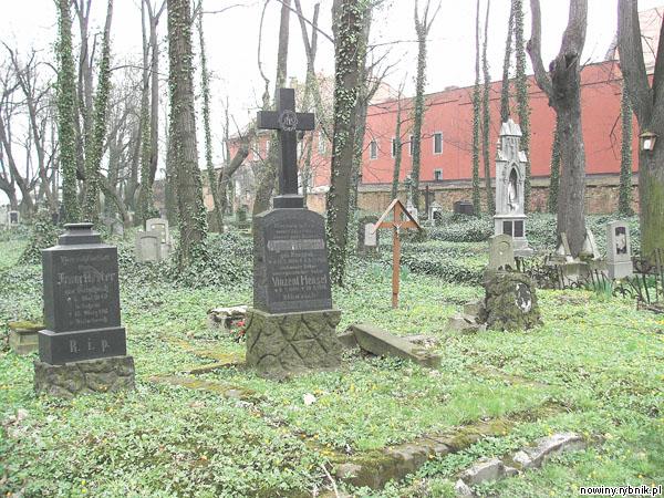 Cmentarz przy farnej parafii pw. śś. Apostołów Filipa i Jakuba powstał w 1824 roku
