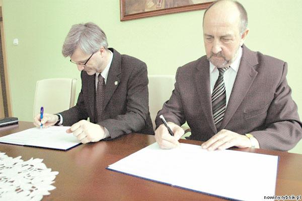 Prof. Michał Szepelawy (z prawej) i dr Sławomir Janowski podkreślają, że współpraca jest korzystna dla obydwu placówek