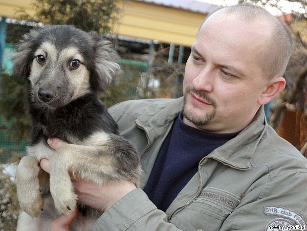 Przemysław Plucik, dyrektor schroniska z jednym z przeznaczonych do adopcji szczeniaków