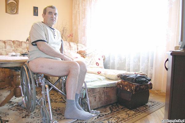 Stanisław Pacholski porusza się na wózku inwalidzkim