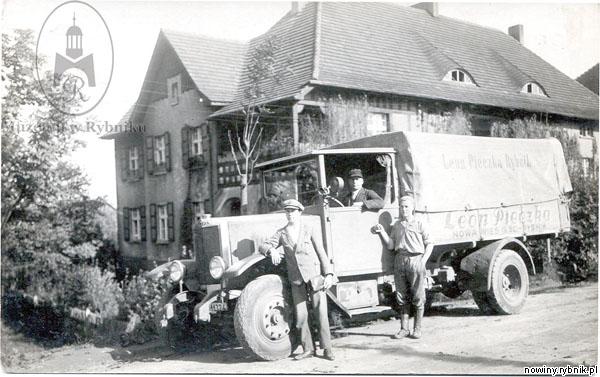 Kupcy i rzemieślnicy kupowali półciężarówki, którymi przewozili swój towar / Muzeum w Rybniku