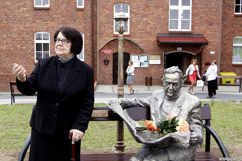 Jadwiga Górecka, żona światowej sławy kompozytora i muzyka, odsłania jego pomnik w Rydułtowach / Dominik Gajda