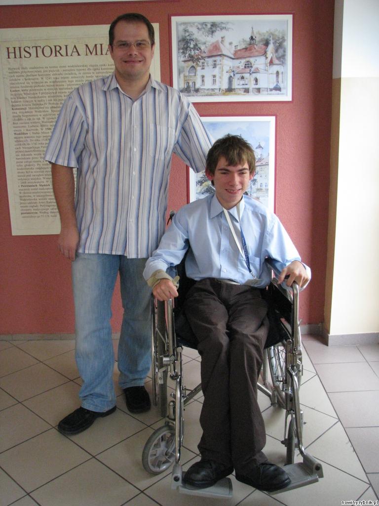 Łukasz Śmietana wraz ze swoim nauczycielem Pawłem Sosnowskim / Powiat Wodzisławski