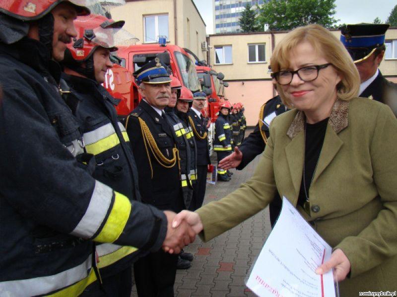 Kluczyki do nowych samochodw strażackich wręczyła Gabriela Lenartowicz, prezes katowickiego Funduszu / WFOŚiGW
