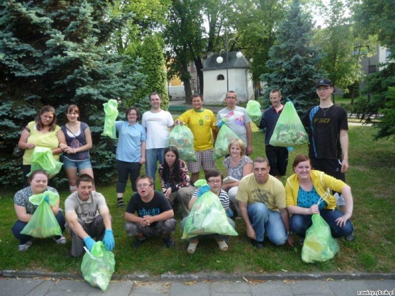 Uczestnicy ekologicznej akcji z Ośrodka Pomocy Społecznej w Krzanowicach / WFOŚiGW