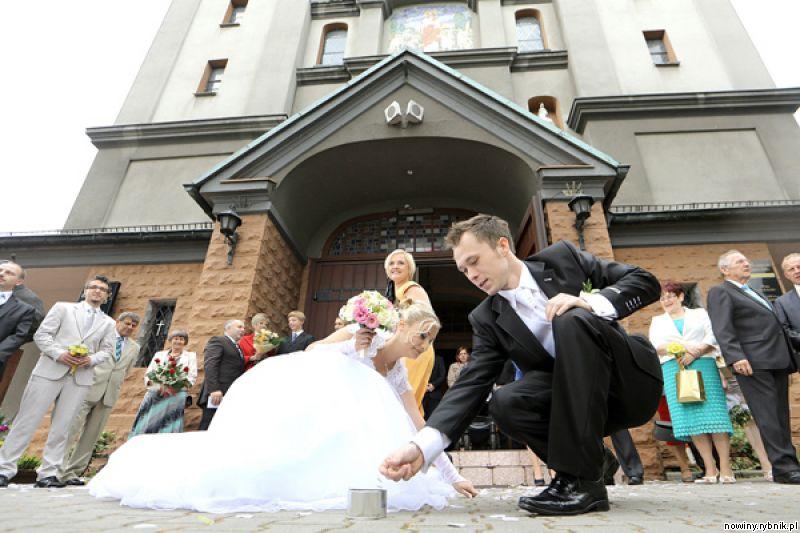 Gdy młoda para wyjdzie z kościoła, goście weselni obsypują ją ryżem, owsem czy bilonem. Tak każe zwyczaj / Dominik Gajda