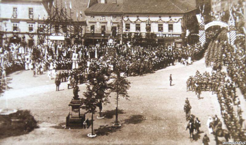 Lipiec 1922 roku. Generał Stanisław Szeptycki dokonuje przeglądu wojsk na rybnickim rynku / Archiwum