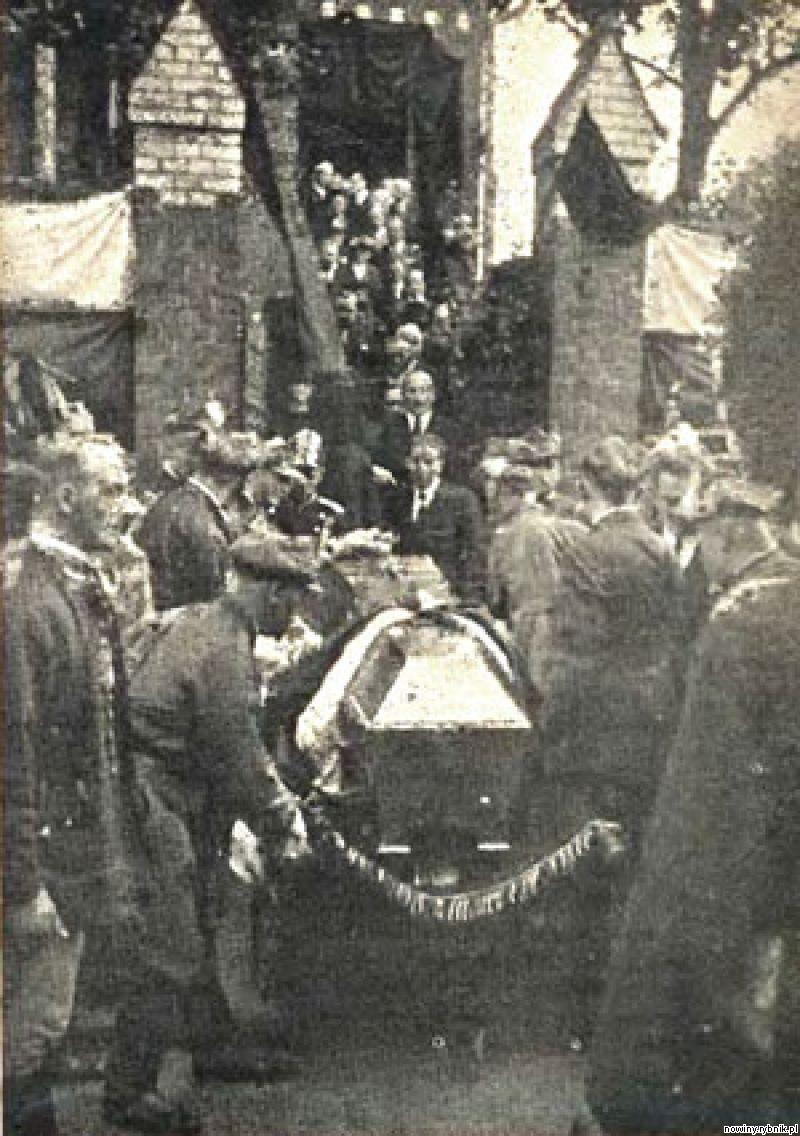Pogrzeb Korfantego, na trumnie spoczywa korona z cierni / Archiwum