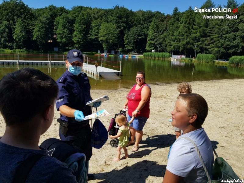 Policjanci rozdawali na nad wodzisławskim Balatonem koła do pływania i kredki, piłki plażowe oraz książeczki z informacjami jak bezpiecznie zachowywać się na wakacjach / Policja Wodzisław