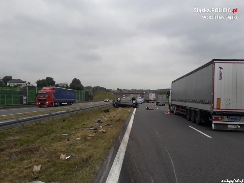 Kierowca citroena prawdopodobnie zasnął za kierownicą i uderzył w tył ciężarówki / Policja Wodzisław