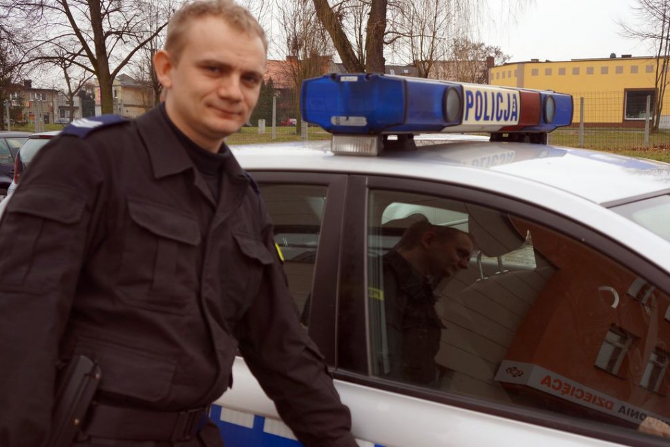 Policja Żory / Młodszy aspirant Paweł Banak zagubione i skazane na pewną śmierć zbiera z pól, dróg, osuwisk, czy nawet rzek