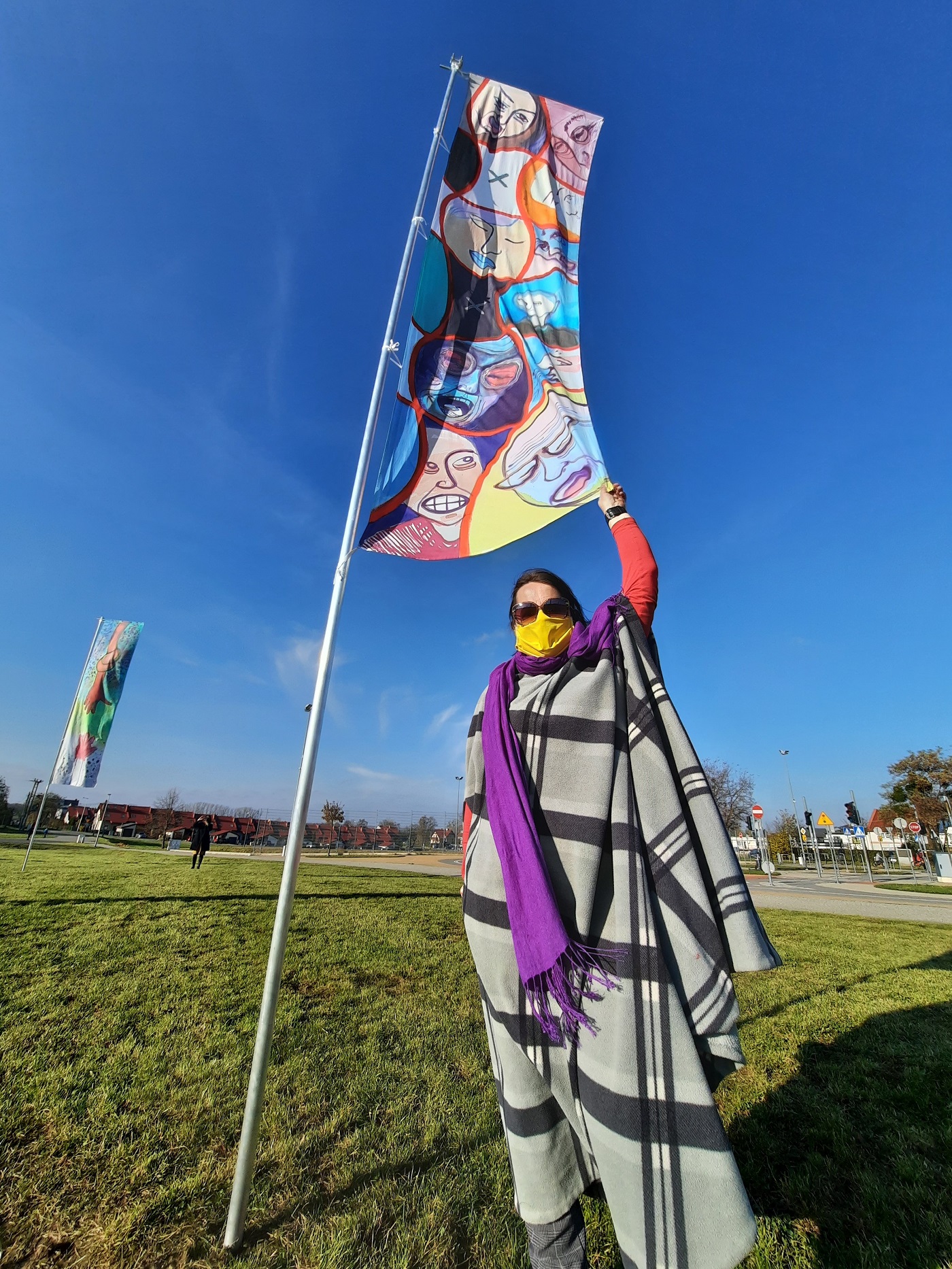 Joanna Cyganek/ Anna Flaga ze swoimi flagami w Parku Cegielnia.