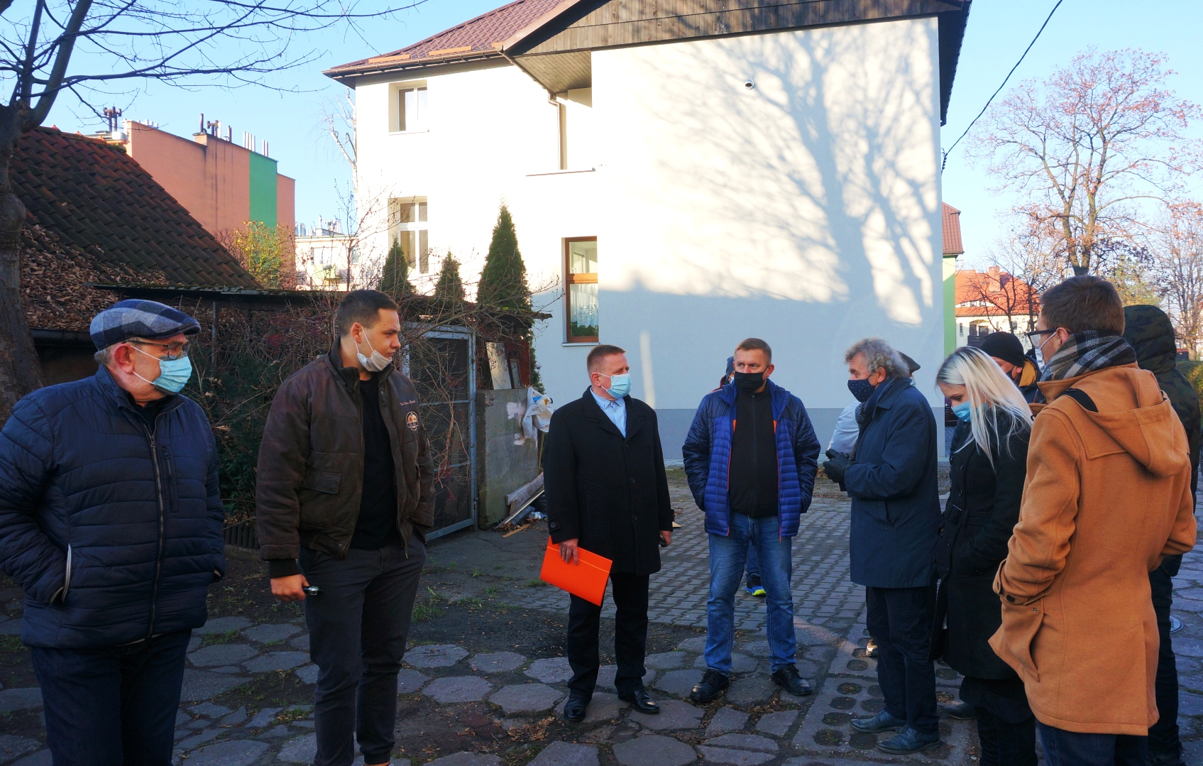 Robert Lewandowski / Mieszkańcy ulicy Dworcowej 2-10 w Knurowie spotkali się dziś z radnymi i konserwatorem zabytków.