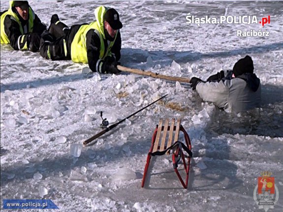 Policja Racibórz Policjanci ratujący człowieka, pod którym zarwał się lód 