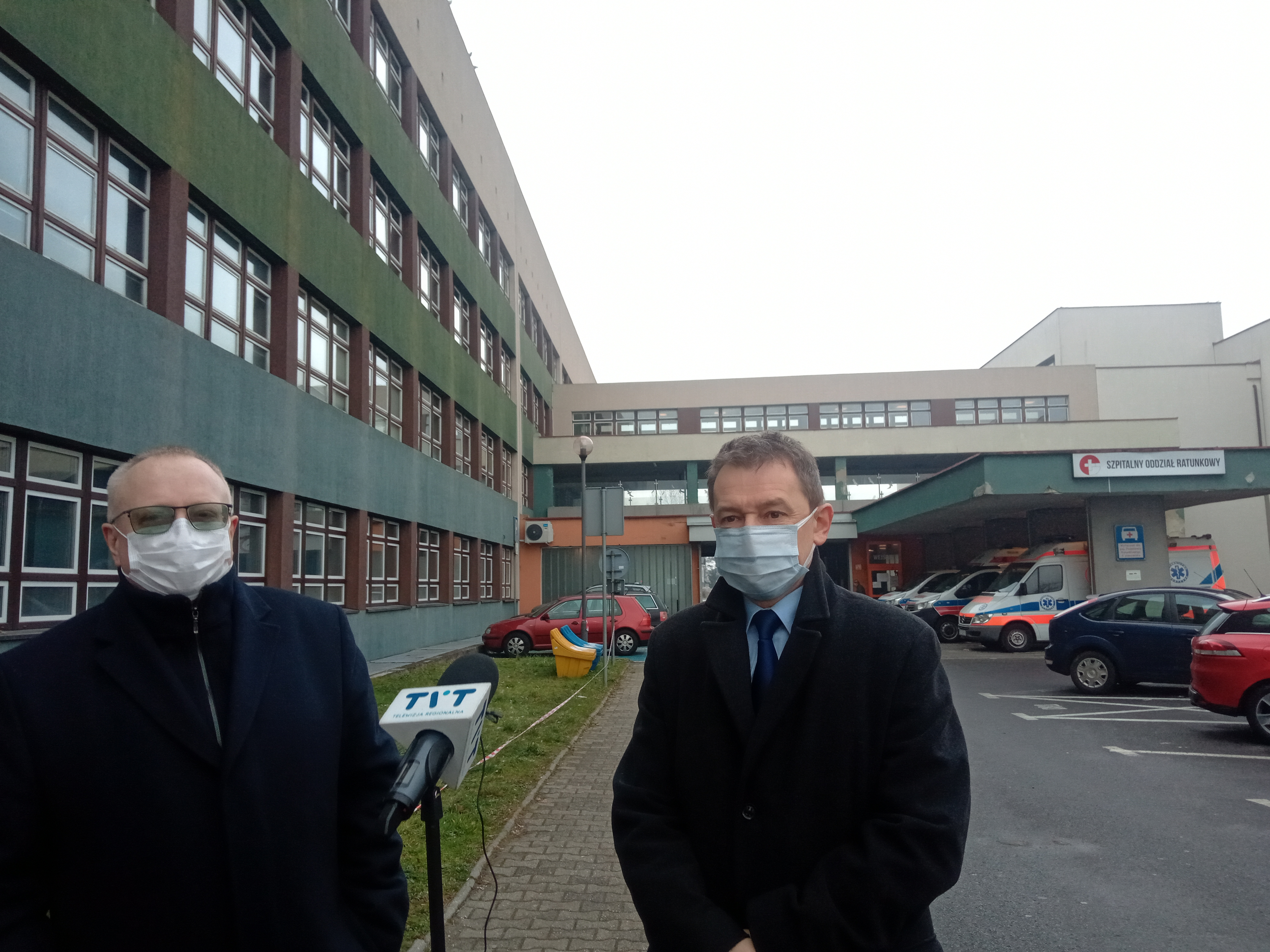 Grzegorz Wolnik i Marek Krząkała przed rybnickim szpitalem