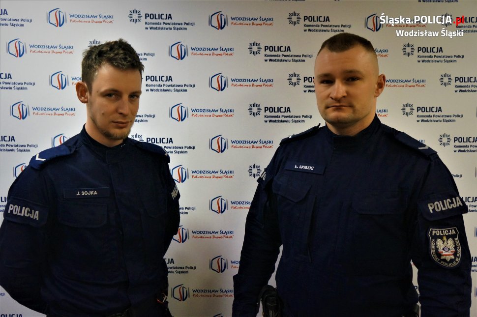 KPP Wodzisław Mężczyzna przeżył dzięki prowadzonej przez sierżantów policji Łukasza Skibskiego i Jakuba Sojkę resuscytacji 