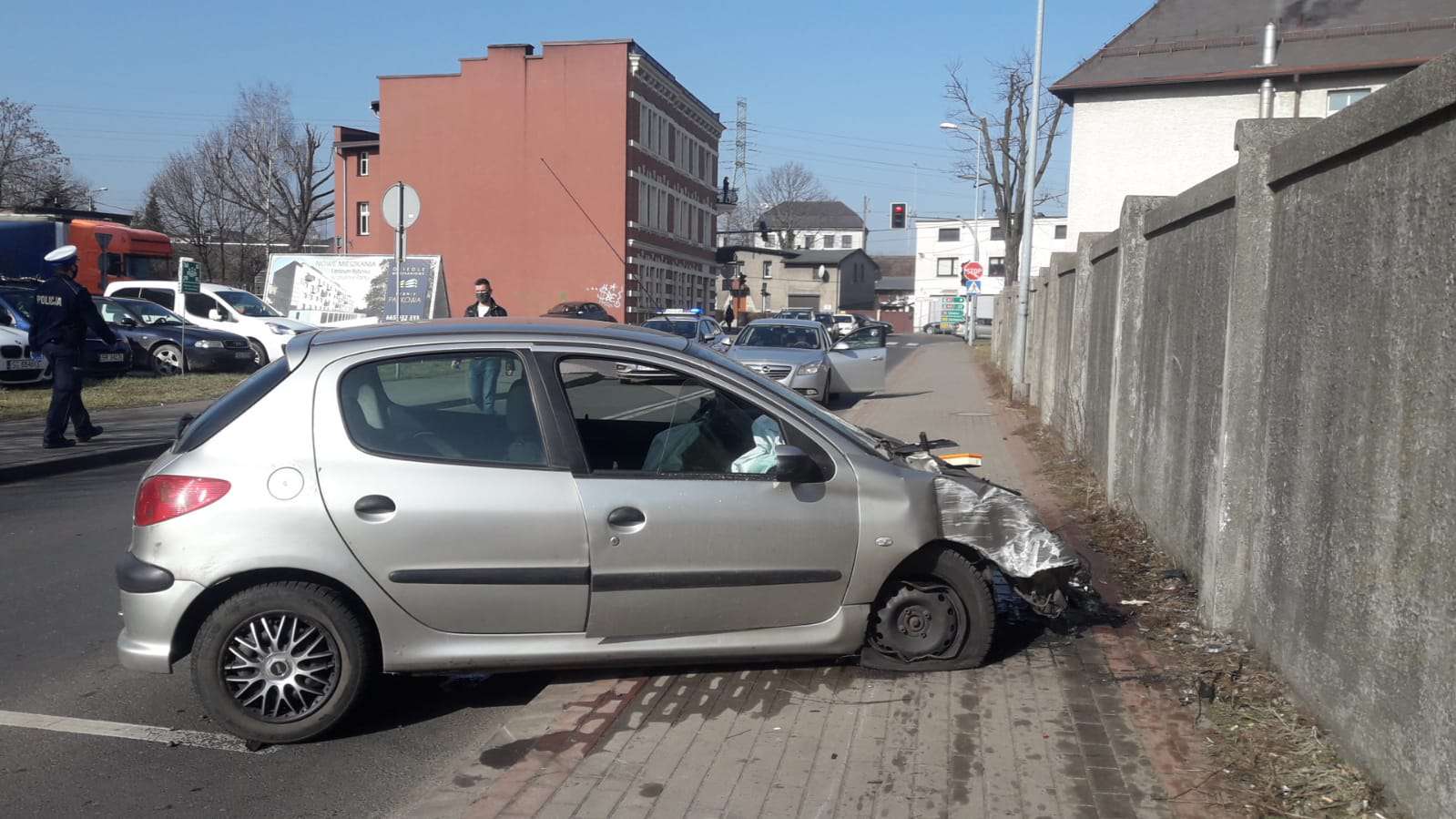 KMP Rybnik Samochód uderzył na ulicy Przemysłowej w betonowe ogrodzenie