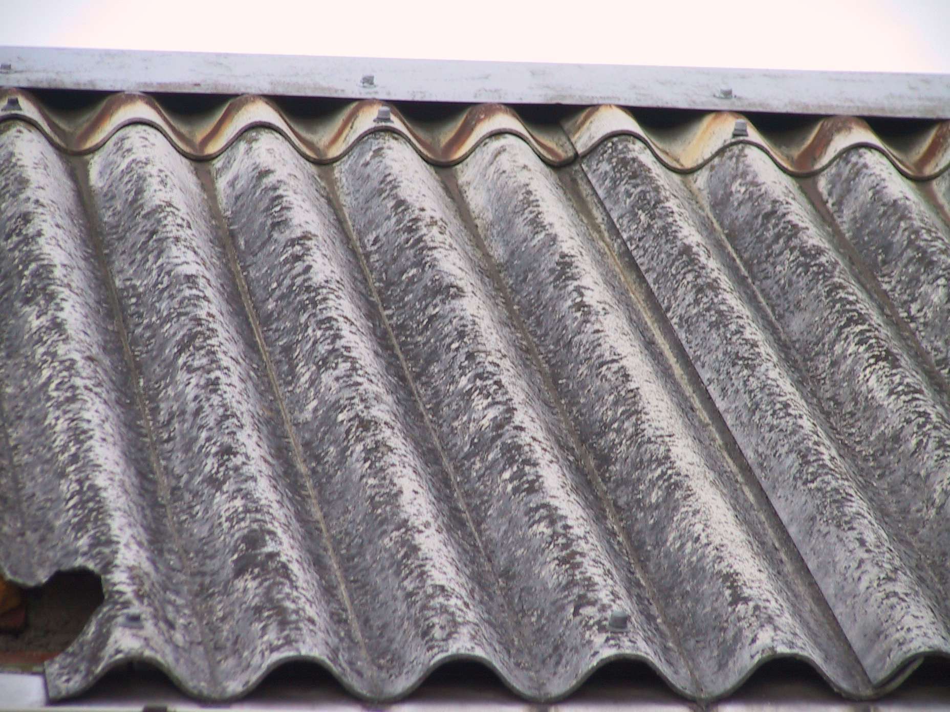 WFOŚiGW Fundusz dofinansowuje likwidację azbestowych elementów w budynkach