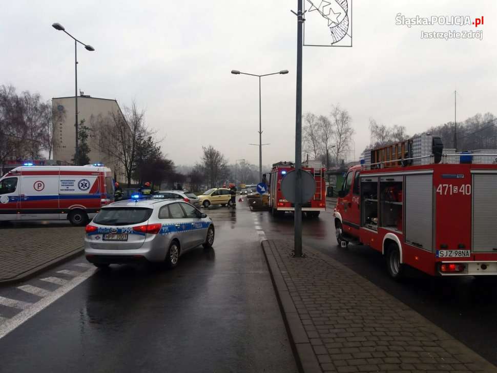KMP Jastrzębie 75-letnia pasażerka z obrażeniami lewej nogi i biodra została przewieziona do szpitala