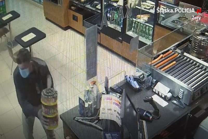 KMP Żory Kamery monitoringu zarejestrowały, jak nieznany mężczyzna zabiera ze stacji paliw pojemnik z zapalniczkami i wychodzi ze sklepu