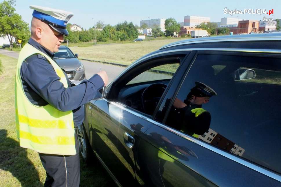 KMP Żory Policjanci rozdawali ulotki z nowymi przepisami drogowymi