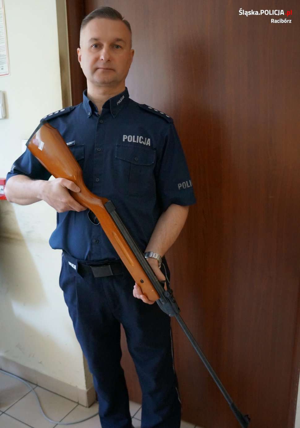 KPP Racibórz Nadkomisarz Mirosław Szymański pokazał broń, z której padł strzał