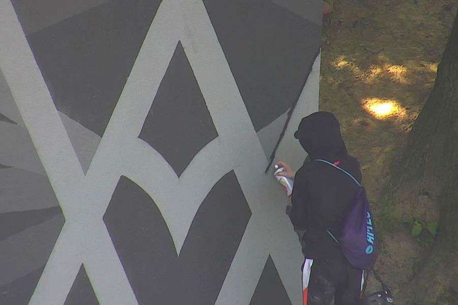 Straż Miejska/Sprawca niszczy mural czarną farbą z puszki