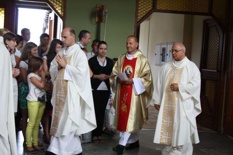 Ksiądz Andrzej Marek (w środku) podczas ceremonii objęcia parafii na Nowinach Adrian Karpeta