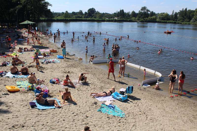 MOSiR Żory Miejski Ośrodek Sportu i Rekreacji w Żorach wyznaczył na Śmieszku strefy dla umiejących i nie umiejących pływać