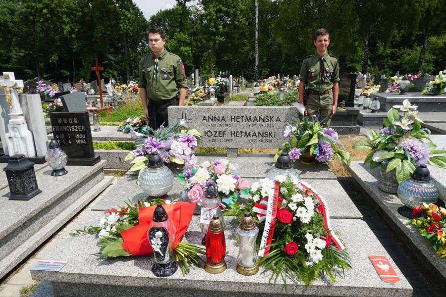 www.jastrzebie.pl Grób podporucznika Józefa Hetmańskiego, znajdujący się na cmentarzu przy Dębowej to pierwszy grób powstańca śląskiego odznaczony w ramach ogólnopolskiej akcji IPN-u