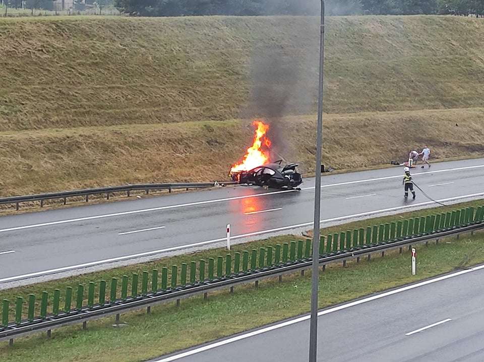 OSP Świerklany BMW płonęło jak pochodnia, na szczęście w wypadku nikt poważnie nie ucierpiał