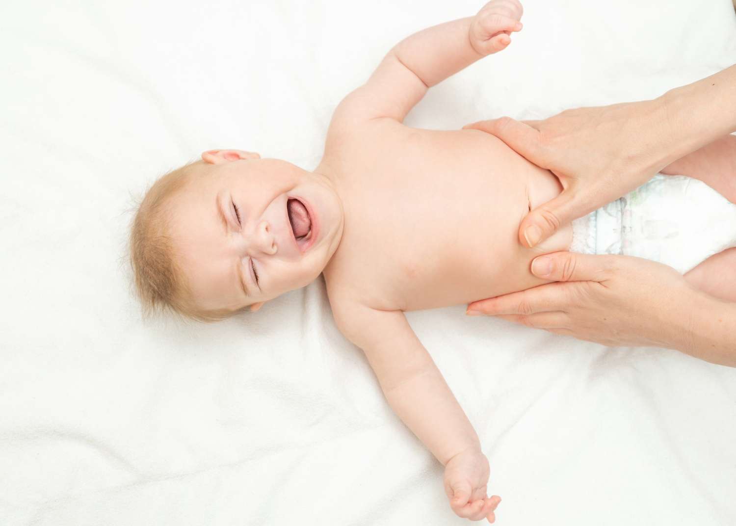 Bolesne gazy i wzdęcia u noworodka - jak sobie z nimi powinien poradzić początkujący rodzic?
