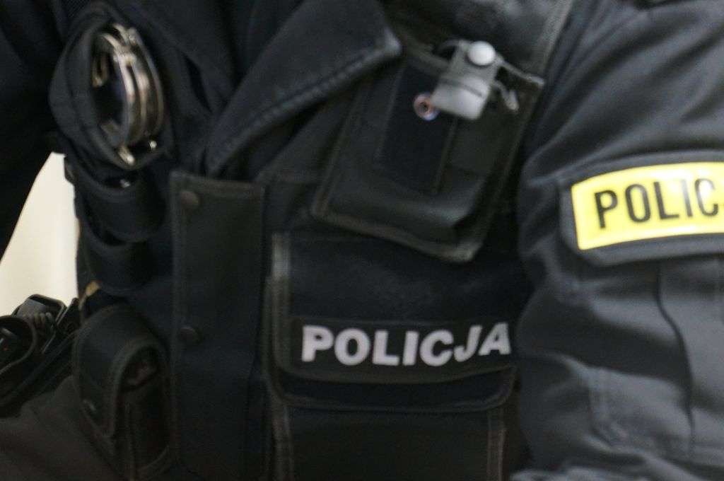 KMP Żory Żorska policja szuka oszustów, którzy wprowadzili w błąd 43-letnią nauczycielkę i 22-letnią studentkę