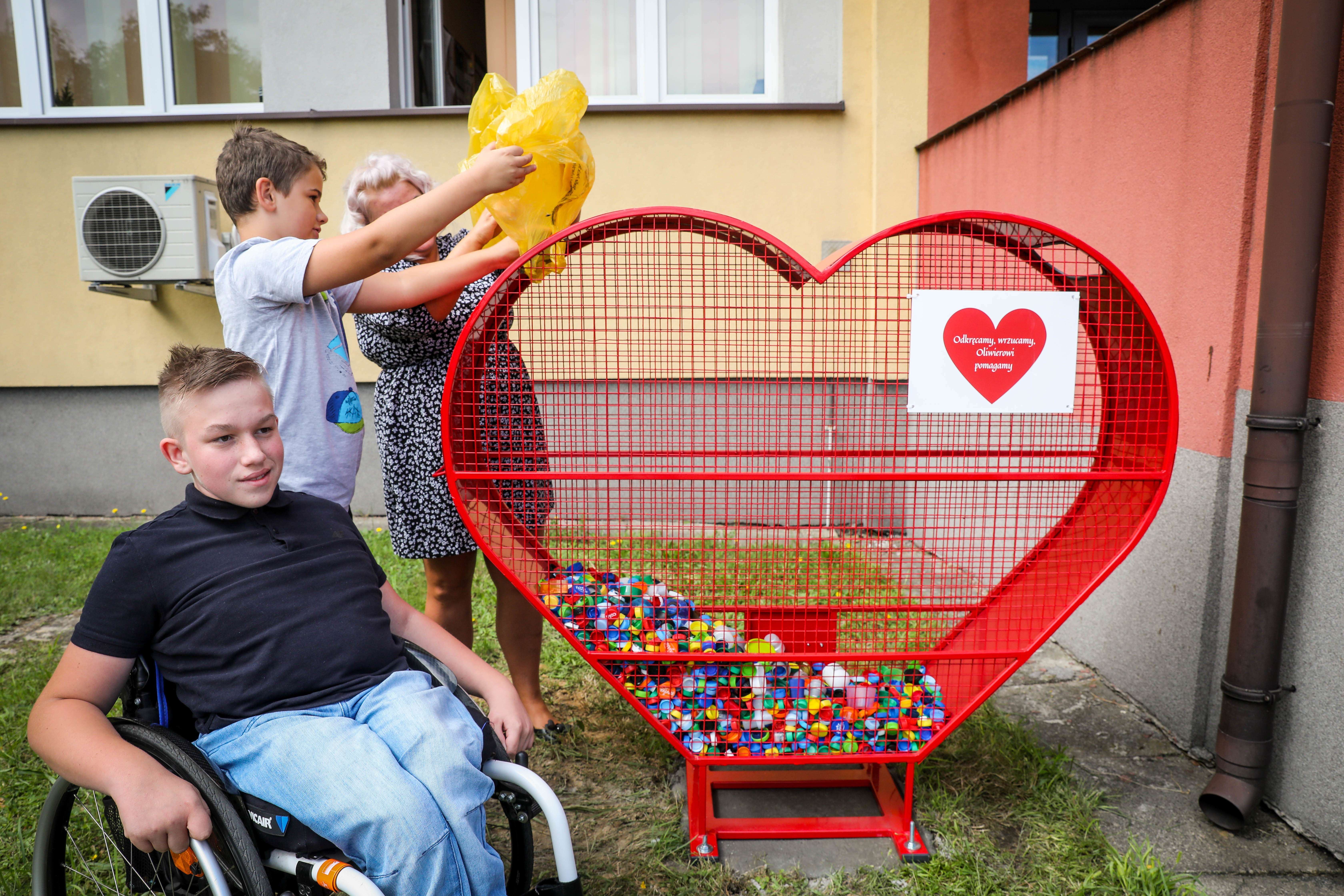 Zdjęcie: Dominik Gajda/Pierwsze serce na nakrętki stanęło przed szkołą, w której uczy się Oliwier