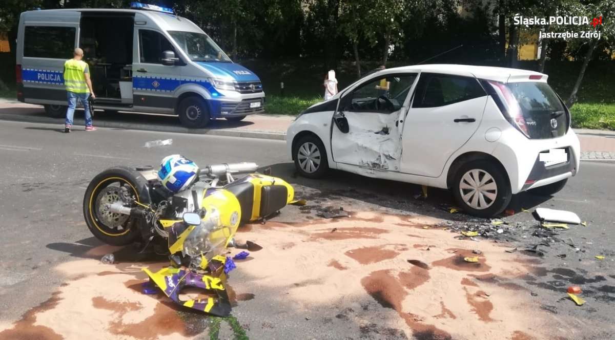 KMP Jastrzębie kierująca toyotą, wyjeżdżając z ulicy Małopolskiej nie ustąpiła pierwszeństwa przejazdu i doprowadziła do zderzenia z motocyklem honda