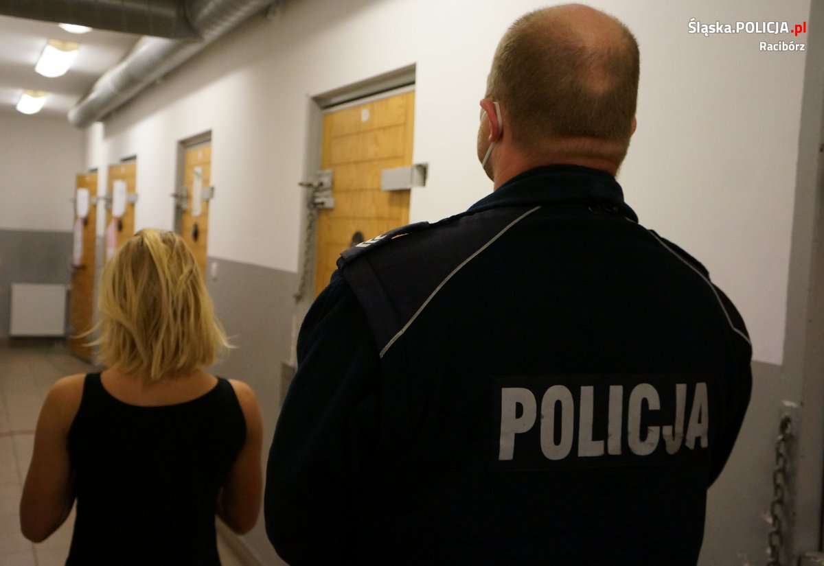 KPP Racibórz Kobieta trafiła do policyjnego aresztu
