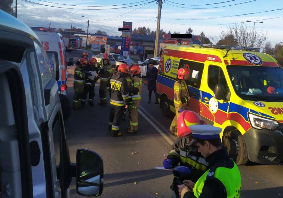 KMP Jastrzębie Kierująca oraz dwie pasażerki astry, z poważnymi obrażeniami ciała trafiły do szpitala
