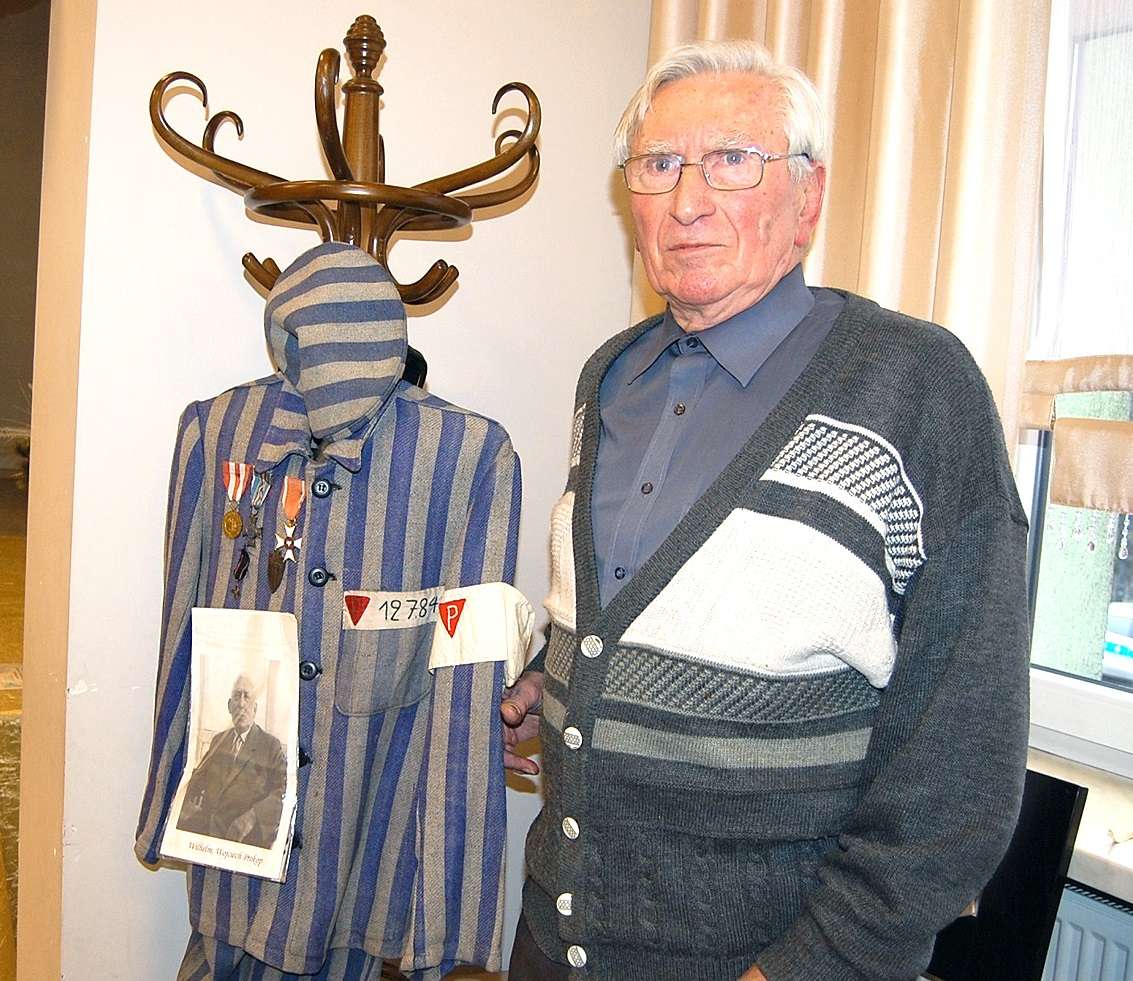 Ireneusz Stajer Andrzej Prokop z pasiakiem swojego ojca Wilhelma, więźnia obozów koncentracyjnych, w tym Auschwitz-Birkenau (nr 127846)
