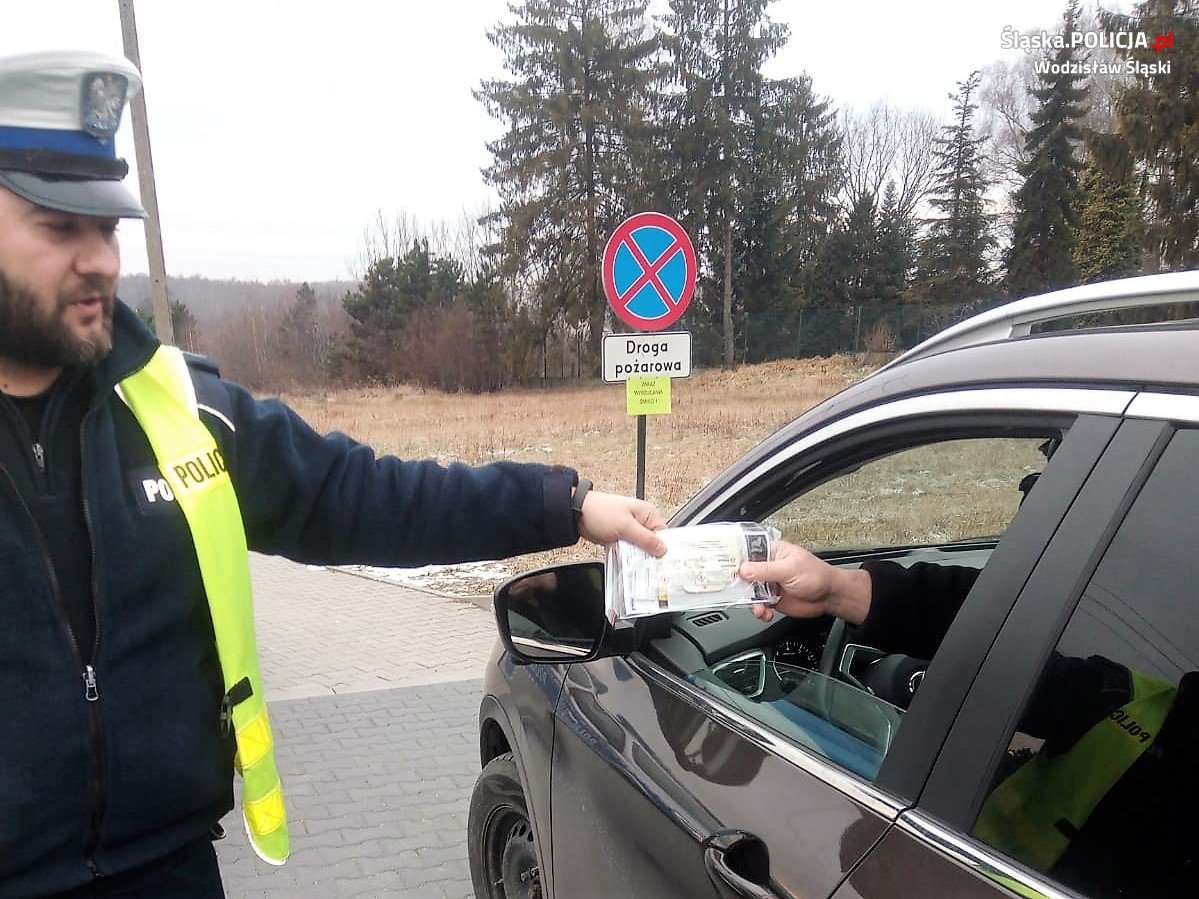 KPP Wodzisław Wodzisławscy policjanci podczas rozdawali tez pakiety z informacyjne