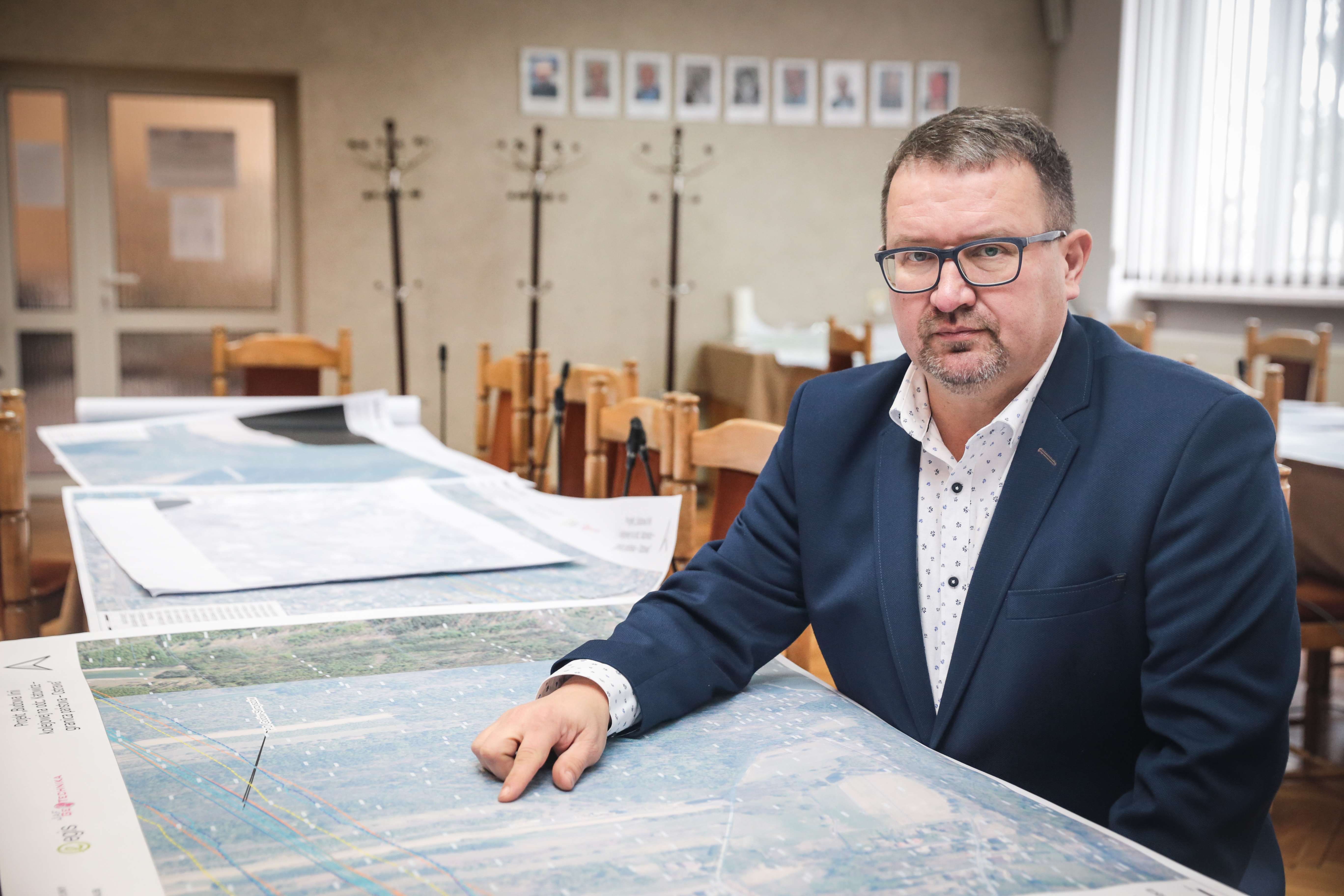 Dominik Gajda Wójt Godowa Mariusz Adamczyk nad mapami z wariantami przebiegu planowanej linii szybkiej kolei