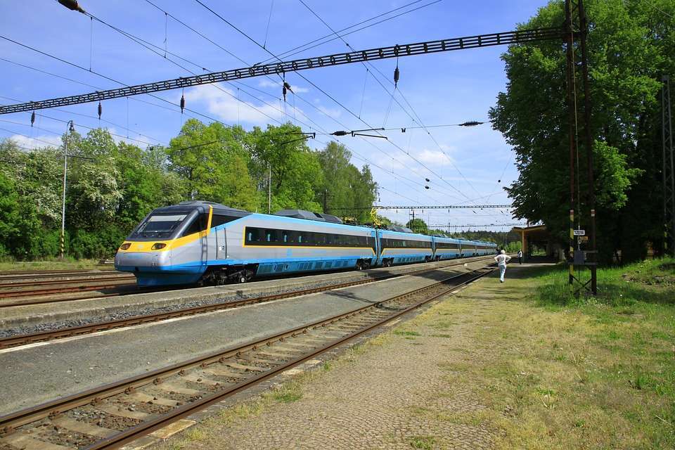 Pixabay Przez Żory-Rowień pociągi miałyby śmiga z prędkością 150 km na godz.