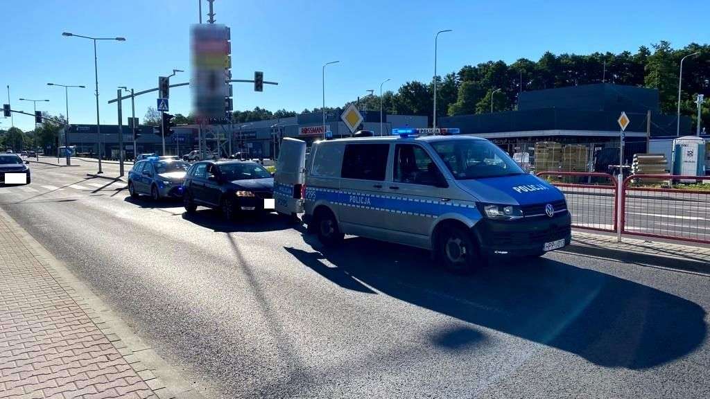 KMP Jastrzębie Patrol drogówki zauważył skodę na ulicy Podhalańskiej opisany samochód